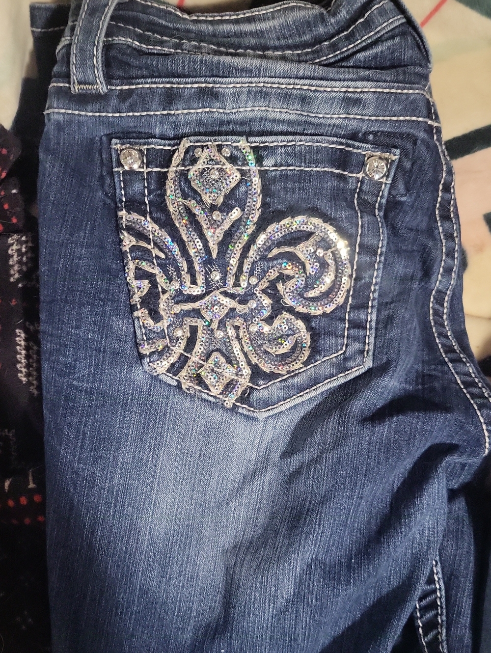 Embellished Dark Blue Women’s Jeans with Sequin Fleur-de-Lis Pocket